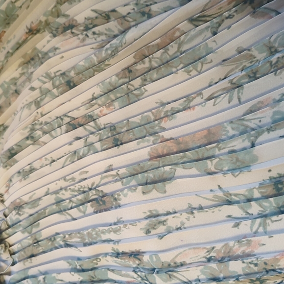 Lauren Conrad pleated top😍 - Picture 4 of 5